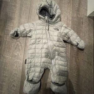 Northface Thermabell bunting size 3-6mo. Only worn a couple of times!